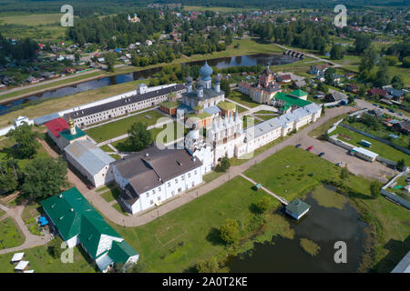 Ein Blick von der Höhe des tichwin Annahme Kloster auf einem Juli Nachmittag (Luftaufnahmen). Tichwin, Russland Stockfoto