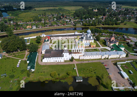 Die tichwin Deiparous Uspenski Kloster im sonnigen Juli Nachmittag (schießen aus dem quadcopter). Tichwin, Russland Stockfoto