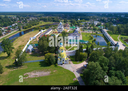 Ansicht der Tikhvinsky Bogorodichny Uspenski Kloster im sonnigen Juli Nachmittag (schießen aus dem quadcopter). Tichwin, Russland Stockfoto