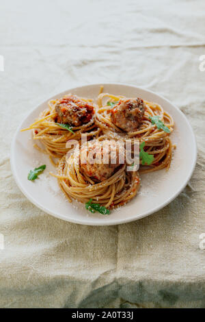 Original italienische Spaghetti mit Fleischbällchen in Tomatensauce Stockfoto