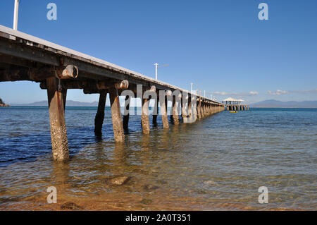 Der Steg im Picnic Bay, wo die Fähre verwendet in von Townsville zu kommen, jetzt stillgelegt. Magnetic Island, Queensland, Australien. Stockfoto