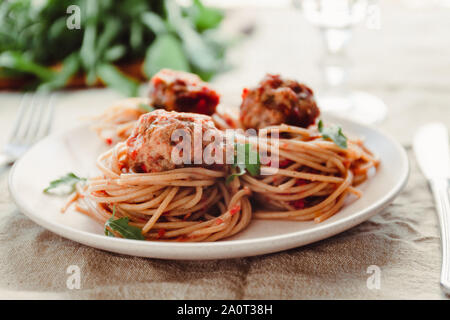 Original italienische Spaghetti mit Fleischbällchen in Tomatensauce Stockfoto