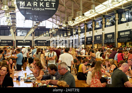 Lissabon, Portugal, 28. August 2019: Time Out Food Market - populäre foodie statt. Mercado da Ribeira Stockfoto