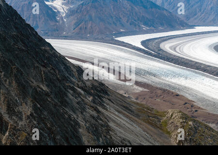 Die Kaskwulsh Gletscher Splits um ein Berg im Kluane National Park, Yukon, Kanada Stockfoto