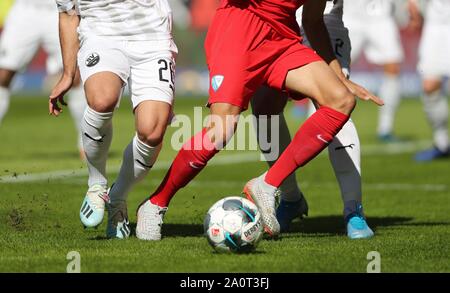 Sandhausen, Deutschland. 21 Sep, 2019. firo: 21.09.2019, Fußball, 2.Bundesliga, Saison 2019/2020, SV Sandhausen - VfL Bochum 1:1 Allgemein, Kugel und Beine | Nutzung der weltweiten Kredit: dpa/Alamy leben Nachrichten Stockfoto