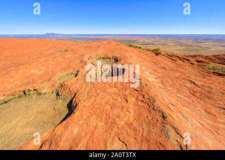 Uluru, Northern Territory, Australien - 23.August 2019: Panoramablick von der Oberseite des Uluru-Kata Tjuta National Park. Aufstieg zum Uluru Gipfel. In der Stockfoto