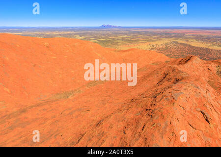 Uluru, Northern Territory, Australien - 23.August 2019: Panoramablick von der Oberseite des Uluru-Kata Tjuta National Park. Aufstieg zum Uluru Gipfel. In der Stockfoto