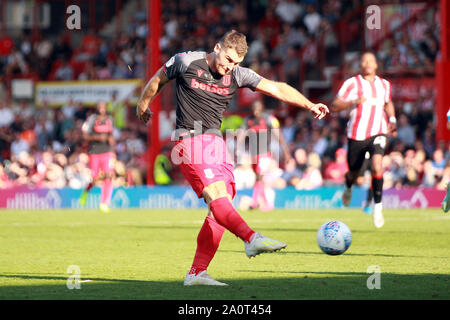 London, Großbritannien. 21 Sep, 2019. Sam Vokes von Stoke City nimmt einen Schuß am Ziel. EFL Skybet championship Match, Brentford v Stoke City bei Griffin Park Stadium in London am Samstag, den 21. September 2019. Dieses Bild dürfen nur für redaktionelle Zwecke verwendet werden. Nur die redaktionelle Nutzung, eine Lizenz für die gewerbliche Nutzung erforderlich. Keine Verwendung in Wetten, Spiele oder einer einzelnen Verein/Liga/player Publikationen. pic von Steffan Bowen/Andrew Orchard sport Fotografie/Alamy Live news Credit: Andrew Orchard sport Fotografie/Alamy leben Nachrichten Stockfoto