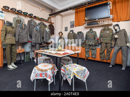 19. September 2019, Brandenburg, Trebus: ein Raum der Nationalen Volksarmee (NVA) mit verschiedenen Uniformen aus DDR-Zeiten gehört zu einer Ausstellung der IFA-Freunde Trebus. Die ehemaligen deutschen Staat im kleinen Maßstab existiert in der brandenburgischen Provinz. Die IFA-Freunde in Trebus bietet eine authentische Reise durch die Zeit in das alltägliche Leben in der DDR auf 14.000 Quadratmeter Fläche. Besucher in Erinnerungen bei Führungen verwöhnen. Foto: Patrick Pleul/dpa-Zentralbild/ZB Stockfoto