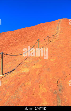Uluru, Northern Territory, Australien - 23.August 2019: Sicherheitskette, 138 Stahl Beiträge, lackiert guidelines Ayers Rock in den Uluru-Kata Tjuta National Stockfoto