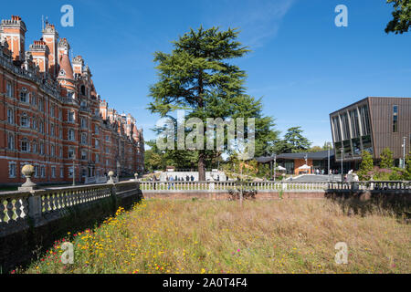 Gründer des historischen Gebäudes am Royal Holloway College in Surrey, UK, Teil der Universität von London, und den neuen Emily Wilding Davison Gebäude Stockfoto