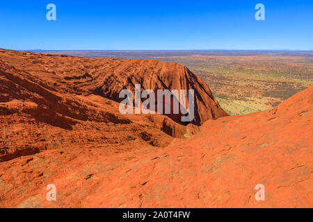 Uluru, Northern Territory, Australien - 23.August 2019: Luftbild von der Oberseite des Uluru-Kata Tjuta National Park. Aufstieg zum Uluru Gipfel. Der Oktober Stockfoto