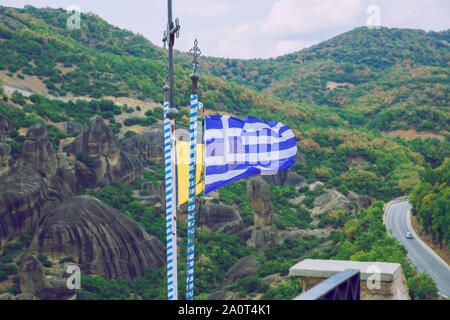 Stadt Meteora, Griechische Republik. Berge und Griechische Flagge. 12. 19.09.2019. Reisen Foto. Stockfoto