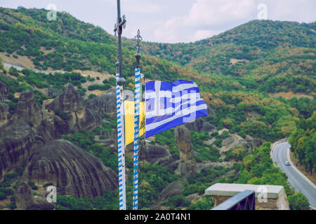 Stadt Meteora, Griechische Republik. Berge und Griechische Flagge. 12. 19.09.2019. Reisen Foto. Stockfoto
