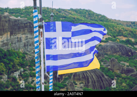 Stadt Meteora, Griechische Republik. Berge und Griechische Flagge. 12. 19.09.2019. Reisen Foto. Stockfoto