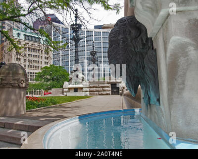 Wasser rinnt aus Bison Kopf Bronze Skulptur an Soldaten und Matrosen Denkmal Brunnen, Indianapolis, Indiana, USA, Juli 26, 2019, © katharine und Stockfoto