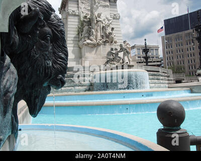 Wasser rinnt aus Bison Kopf Bronze Skulptur an Soldaten und Matrosen Denkmal Brunnen, Indianapolis, Indiana, USA, Juli 26, 2019, © katharine und Stockfoto