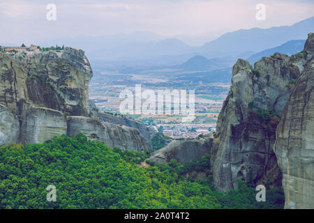 Stadt Meteora, Griechische Republik. Große Berge und Orte der Anbetung und Schreine. 12. 19.09.2019. Reisen Foto. Stockfoto
