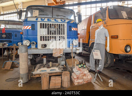 19. September 2019, Brandenburg, Trebus: Das IFA W 50 LKW und andere Fahrzeuge aus DDR-Zeiten gehören zu einer Ausstellung der IFA-Freunde Trebus. Die ehemaligen deutschen Staat im kleinen Maßstab existiert in der brandenburgischen Provinz. Die IFA-Freunde in Trebus bietet eine authentische Reise durch die Zeit in das alltägliche Leben in der DDR auf 14.000 Quadratmeter Fläche. Besucher in Erinnerungen bei Führungen verwöhnen. Foto: Patrick Pleul/dpa-Zentralbild/ZB Stockfoto