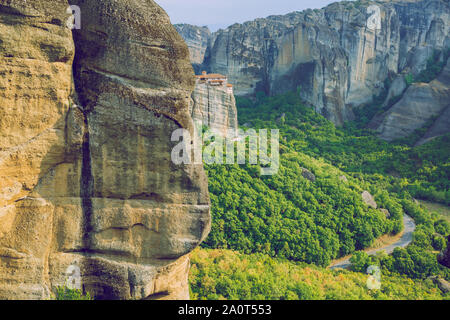 Stadt Meteora, Griechische Republik. Berge und Orte der Anbetung, Kirche und Schreine. 12. 19.09.2019. Reisen Foto. Stockfoto