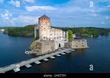 Die mittelalterliche Festung der Stadt in der Nähe Savolinna auf einem sonnigen Juli Nachmittag (Luftaufnahmen). Finnland Stockfoto