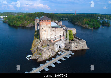 Olavinlinna Burg close-up auf einem sonnigen Juli Tag (geschossen von einem quadrocopter). Savonlinna, Finnland Stockfoto