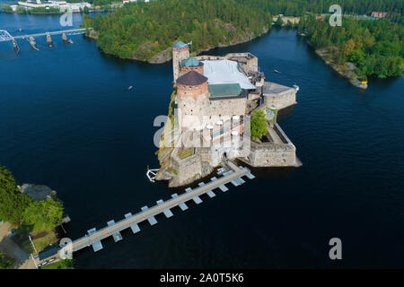 Ein Blick von der Höhe der mittelalterlichen Burg Olavinlinna an einem sonnigen Juli Tag. Savonlina, Finnland Stockfoto