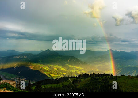 Grünes Tirol alm Alpen natur landschaft in Österreich im Sommer nach Sturm mit Regenbogen Stockfoto