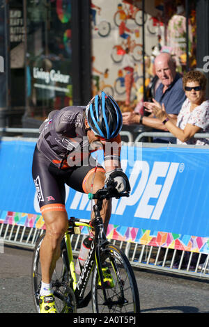 Para-Cyclist mit einem Arm auf einem C - Fahrrad beim Yorkshire 2019 para-Cycling international, Harrogate, North Yorkshire, England, UK. Stockfoto