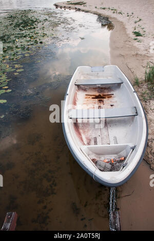 Altes Boot auf einem alten Holz- blau Wharf am Fluss - See. Ansicht von oben, in der Nähe Stockfoto