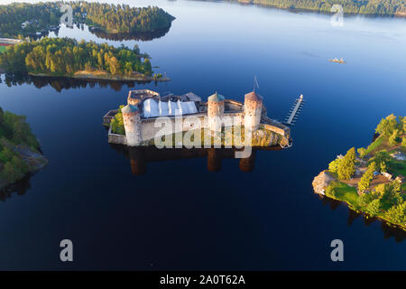 Ein Blick von der Höhe der Burg Olavinlinna auf einem frühen Juli morgen (Aufnahmen aus quadrocopter). Savonlinna, Finnland Stockfoto