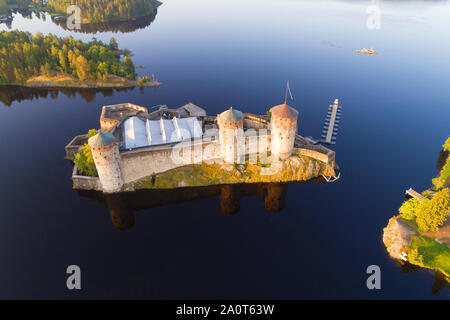 Ein Blick von der Höhe der alten Festung von Savonlinna Stadt auf einem sonnigen Juli morgen (Luftaufnahmen). Finnland Stockfoto