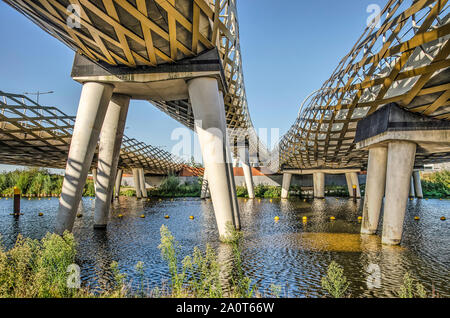 Den Bosch, Niederlande, 20. September 2019: Die eisenbahnbrücken und der Royal Welsh Brücke über den Fluss Dieze, beide mit dem gleichen goldenen Fisch Stockfoto