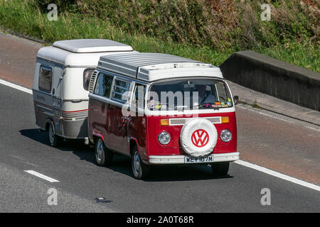 1974 70er Jahre kastanienbraun VW Volkswagen Transporter Anhängerwagen; UK Fahrzeug Verkehr, Transport, Wohnmobil Limousine Autos, Autobahn.hohes Dach, Pop-Top-Dächer, Pop-Top-Reisemobil, Caddy, Transporter, Wohnmobil, kombi, Kombi, Wohnmobil, Wohnmobil, Umbau, Vee Dub, Umbauten, Mikrobus, Bus, Camper, Falldach, Volkswagen Wohnmobile in südlicher Richtung auf der Autobahn M6 mit 3 Fahrspuren, Lancaster, Großbritannien Stockfoto