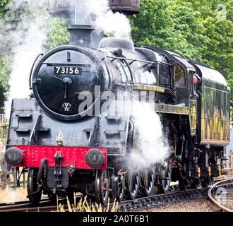 73156, ein BR-Standard Klasse 5 Dampflok in Dampf in der Nähe von Loughborough Station auf der Great Central Railway, Leicestershire, England, UK. Stockfoto