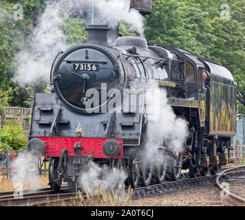 73156, ein BR-Standard Klasse 5 Dampflok in Dampf in der Nähe von Loughborough Station auf der Great Central Railway, Leicestershire, England, UK. Stockfoto