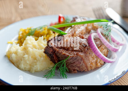 Gegrillte Rippchen mit Sauerkraut und Kartoffelpüree - herzhaftes Gericht Stockfoto