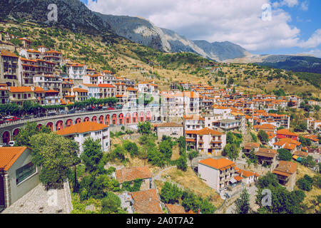 Stadt Arachova. Griechische Republik. Die Straßen der Stadt und auf die Berge. Alte Gebäude. 13. 19.09.2019. Stockfoto