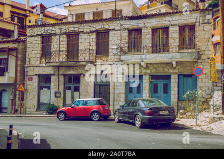 Stadt Arachova. Griechische Republik. Stadt Straßen und Autos. Alte Gebäude. 13. 19.09.2019. Stockfoto