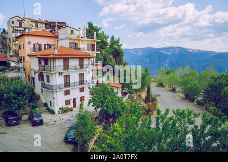 Stadt Arachova. Griechische Republik. Die Straßen der Stadt und auf die Berge. Alte Gebäude. 13. 19.09.2019. Stockfoto