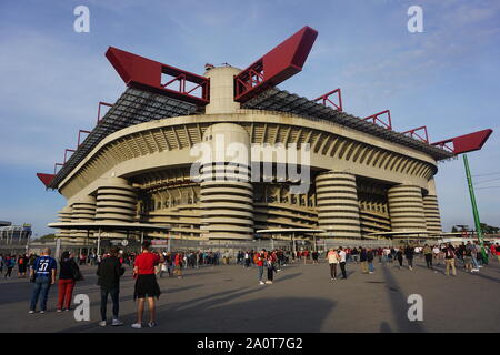 Mailand, Italien. 21 Sep, 2019. Mailand, Italien - 21 September: Allgemeine Ansicht des Stadio San Siro vor der Seria ein Match zwischen AC Mailand vs FC Internazionale im Stadio San Siro, Stadio Giuseppe Meazza am 21. September 2019 in Mailand, Italien. Credit: Daniela Porcelli/SPP/Alamy leben Nachrichten Stockfoto