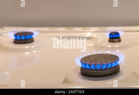 Energieeffizienz Konzept mit Gasherd - die Kosten von Erdgas ist teurer. Close Up, selektive konzentrieren. Stockfoto