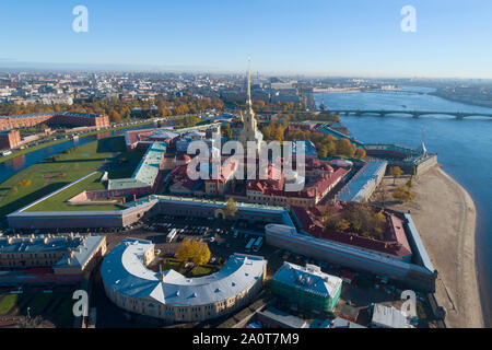 Ein Blick von der Höhe der Peter und Paul Festung auf einem sonnigen Oktobertag. St. Petersburg, Russland Stockfoto