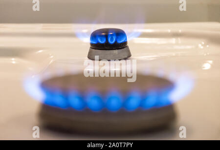 Energieeffizienz Konzept mit Gasherd - die Kosten von Erdgas ist teurer. Close Up, selektive konzentrieren. Stockfoto