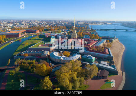 Blick auf die Peter und Paul Festung auf einem sonnigen Oktober tag (Aufnahmen aus quadcopter). St. Petersburg, Russland Stockfoto