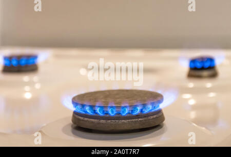 Energieeffizienz Konzept mit Gasherd - die Kosten von Erdgas ist teurer. Close Up, selektive konzentrieren. Stockfoto