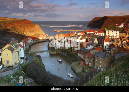 Eine erhöhte Ansicht über Staithes auf der North Yorkshire Küste. England, Großbritannien. Stockfoto