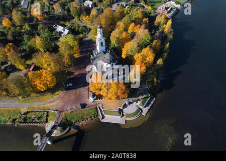 Luftaufnahme der Kirche des Heiligen Fürsten Alexander Newski im goldenen Herbst. Ust-Izhora, ein Stadtteil von St. Petersburg. Russland Stockfoto