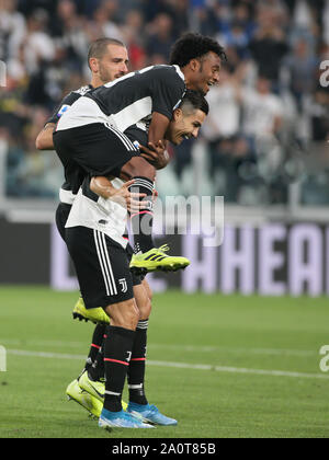 Turin, Italien, 21. September 2019, Serie A TIM 2019/2020 - Turin, ALLIANZ STADION JUVENTUS VS HELLAS VERONA 7 CRISTIANO RONALDO (Juventus Turin) und 16 JUAN GUILLERMO CUADRADO BELLO (juventus) Glück während Juventus Vs Hellas Verona - Italienische Fußball Serie A Männer Meisterschaft - Credit: LPS/Claudio Benedetto/Alamy leben Nachrichten Stockfoto