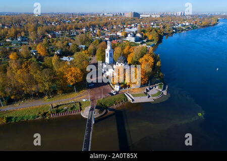 Panorama der Ust-Izhora im goldenen Herbst. Blick auf die Kirche von St. Fürst Alexander Newski. Nachbarschaft von St. Petersburg, Russland Stockfoto